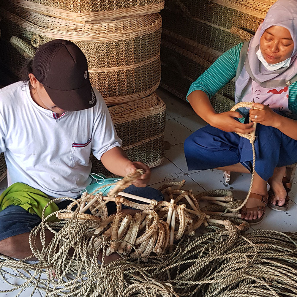 Weaving Pandanus handles